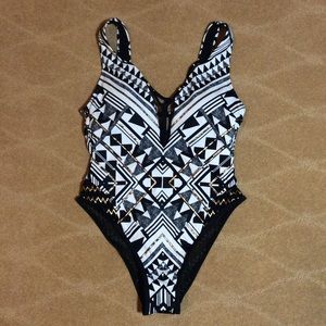 Ashley Graham X S4A NWOT One-Piece Swimsuit, 4